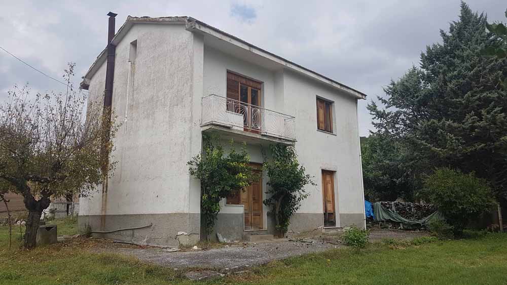 CASA CON TERRENO € 76.000